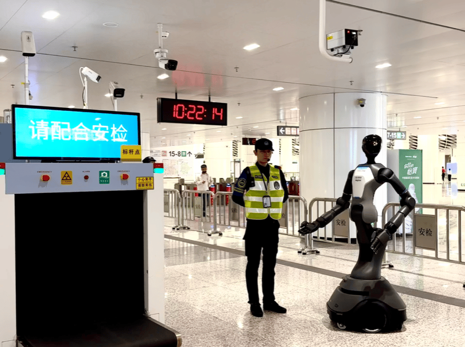全国首例！帕西尼携手深圳地铁，人形安检机器人正式 “上岗”