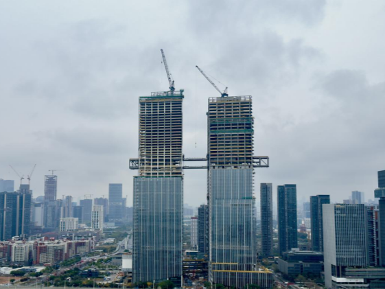 前海自贸时代中心项目完成高空连廊提升