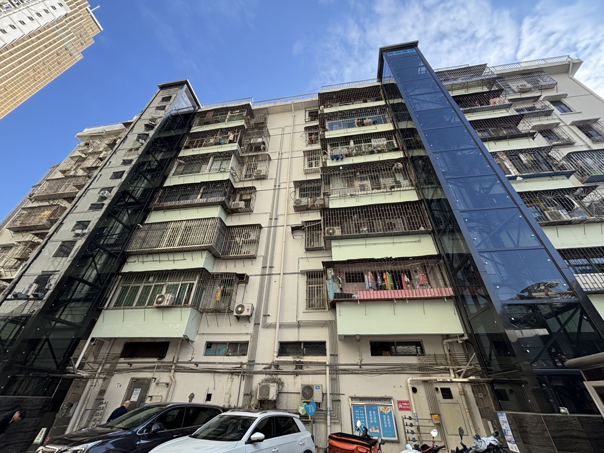 乘梯一次付费几毛钱，老旧小区加装“共享电梯”真香了｜小区大件事