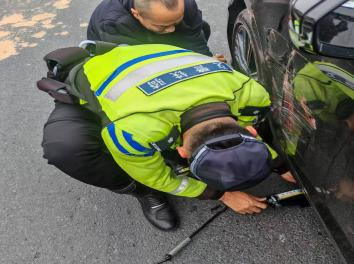 “定责+救援”双管齐下，龙华交警15分钟化解事故拥堵