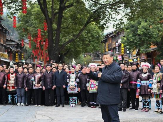 时政微观察丨火塘边的暖心话