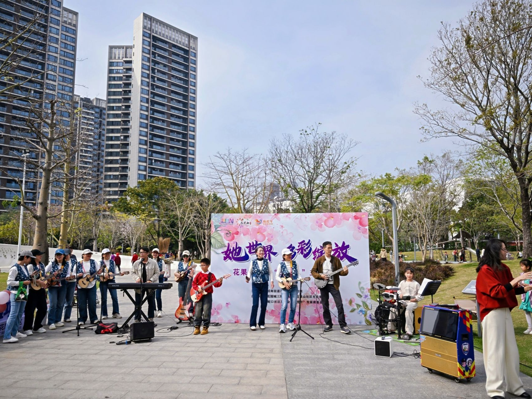 南山花果山社区举行“她世界，多彩绽放”妇女节主题交流活动