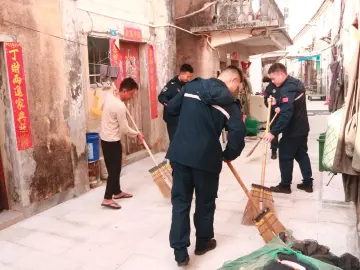 搬运渔网 清理街道 广东海警局直属分局开展3·5学雷锋纪念日实践活动