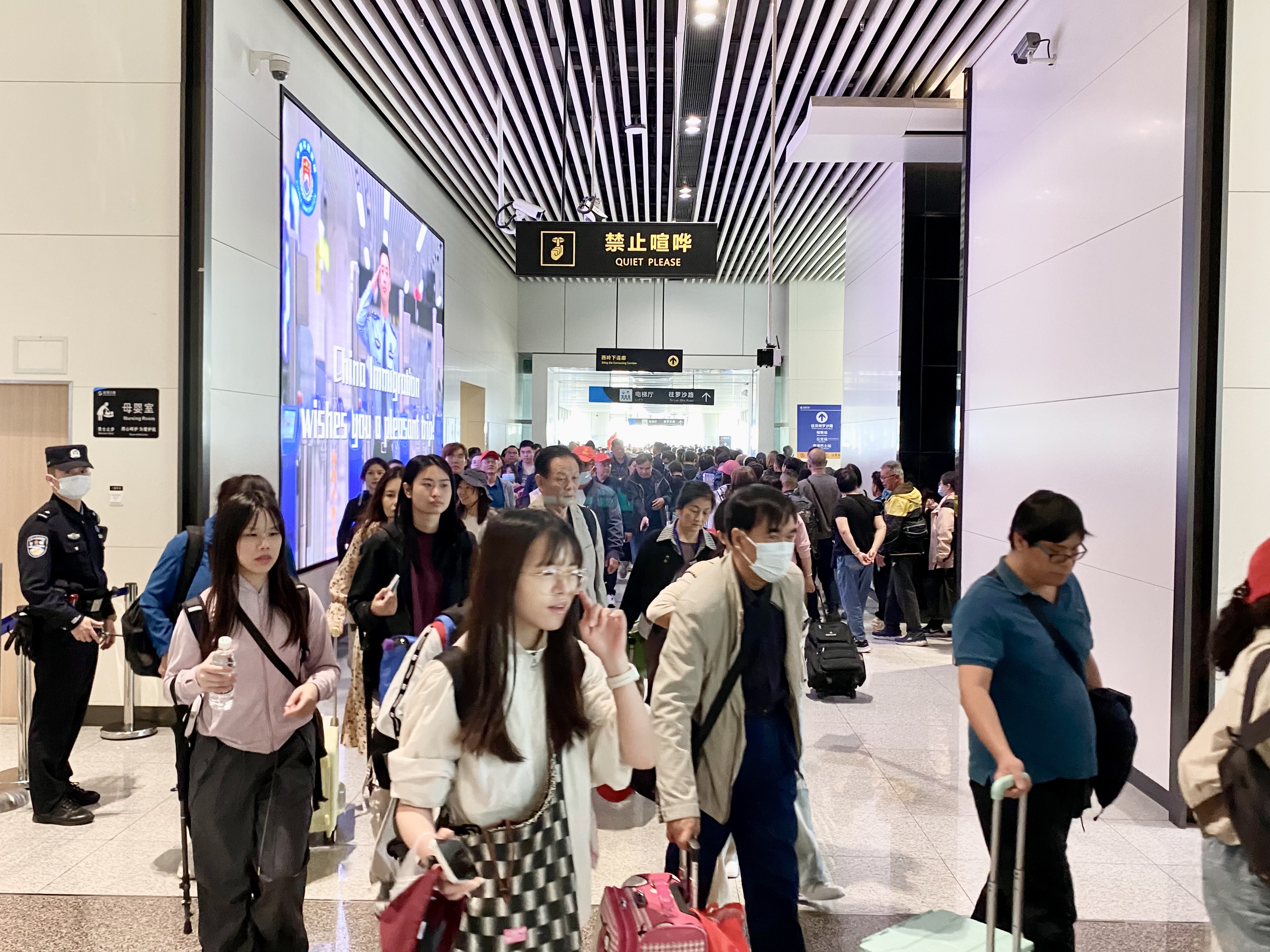 再创新高！莲塘口岸单日客流突破11.2万人次