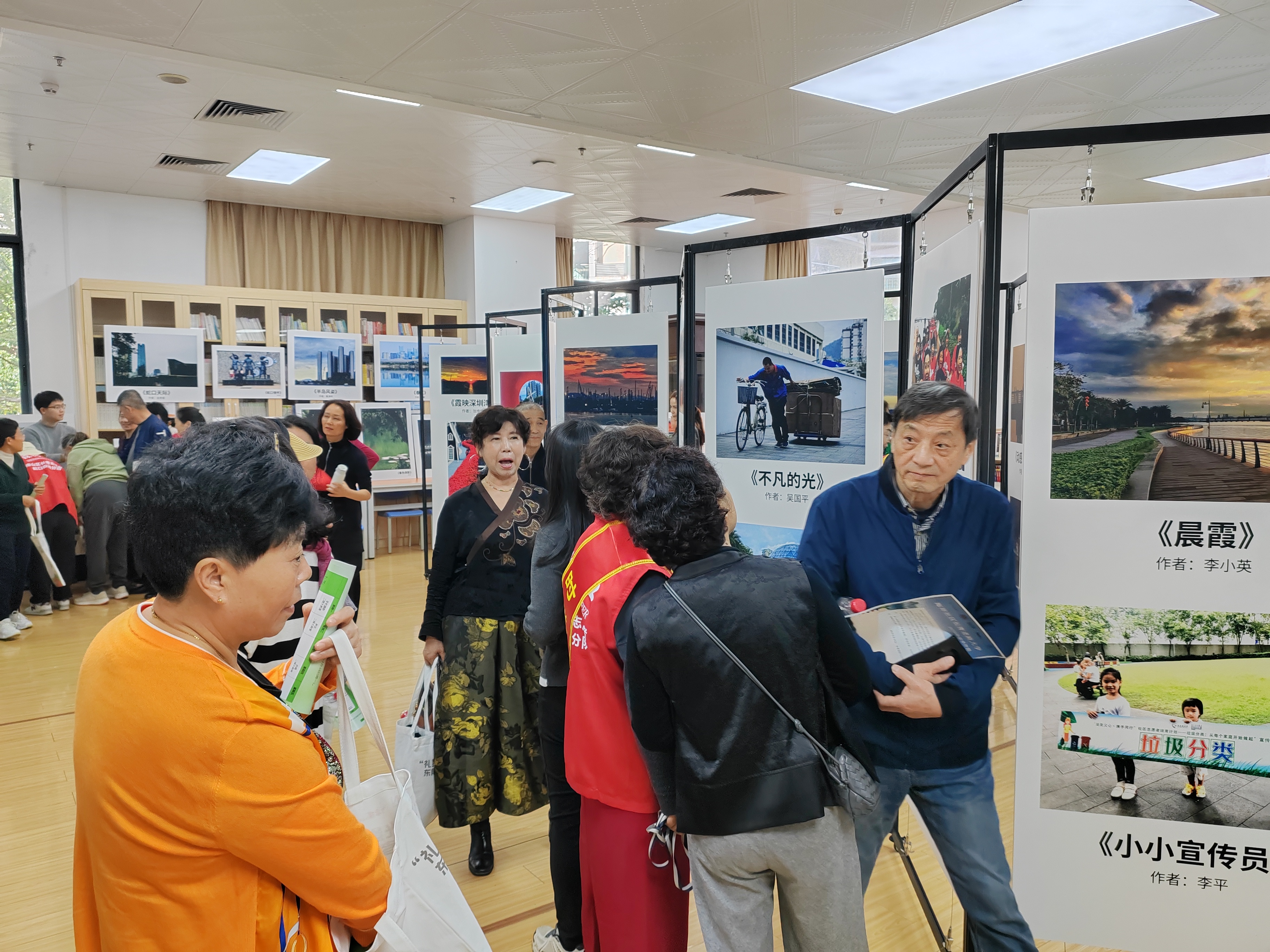 蛇口街道东角头社区举行“礼赞时代・光影镌刻”长者摄影展