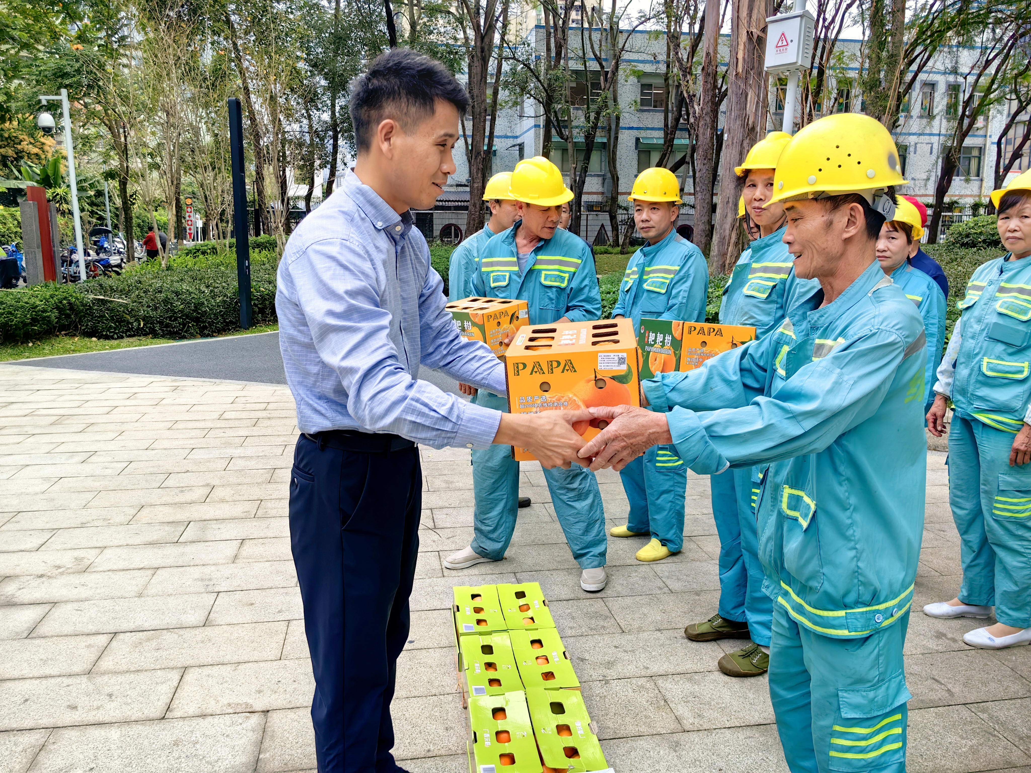 致敬“城市美容师”，福田莲花街道举办环卫工人慰问活动