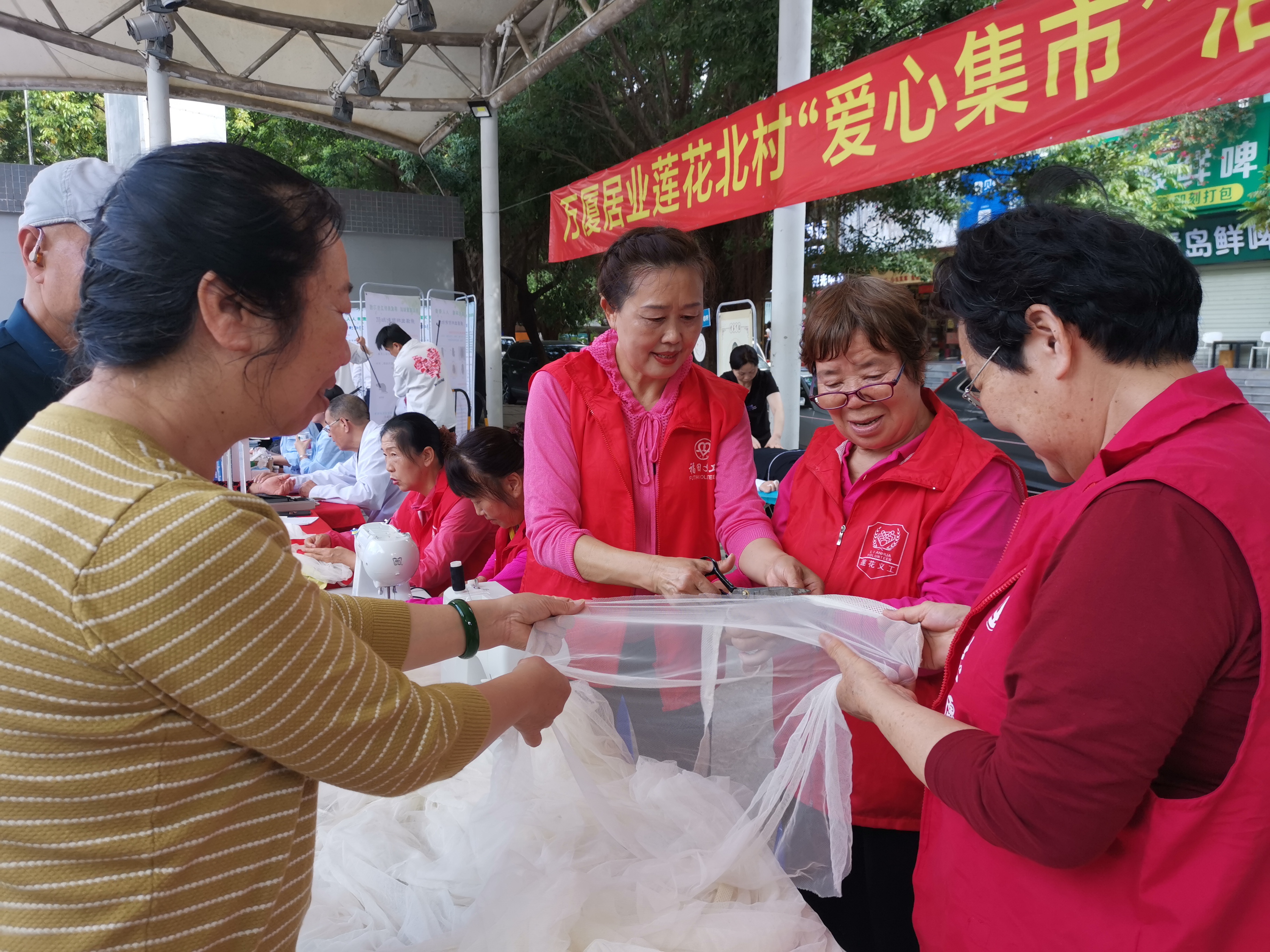 义诊、义剪、家电维修……万厦居业莲花北村爱心集市服务暖人心