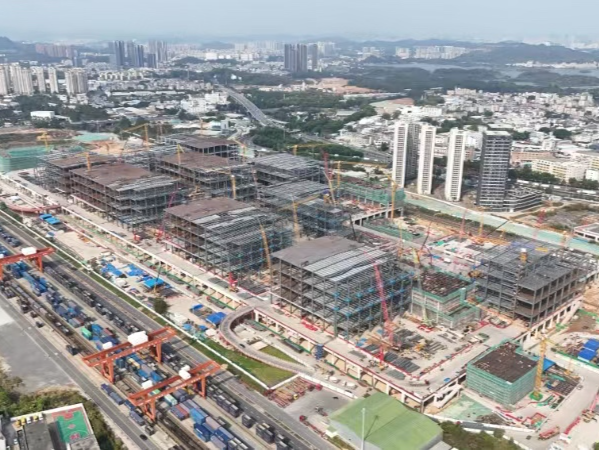 在深圳龙岗平湖南铁路货场，一座“钢铁积木城”正拔节生长