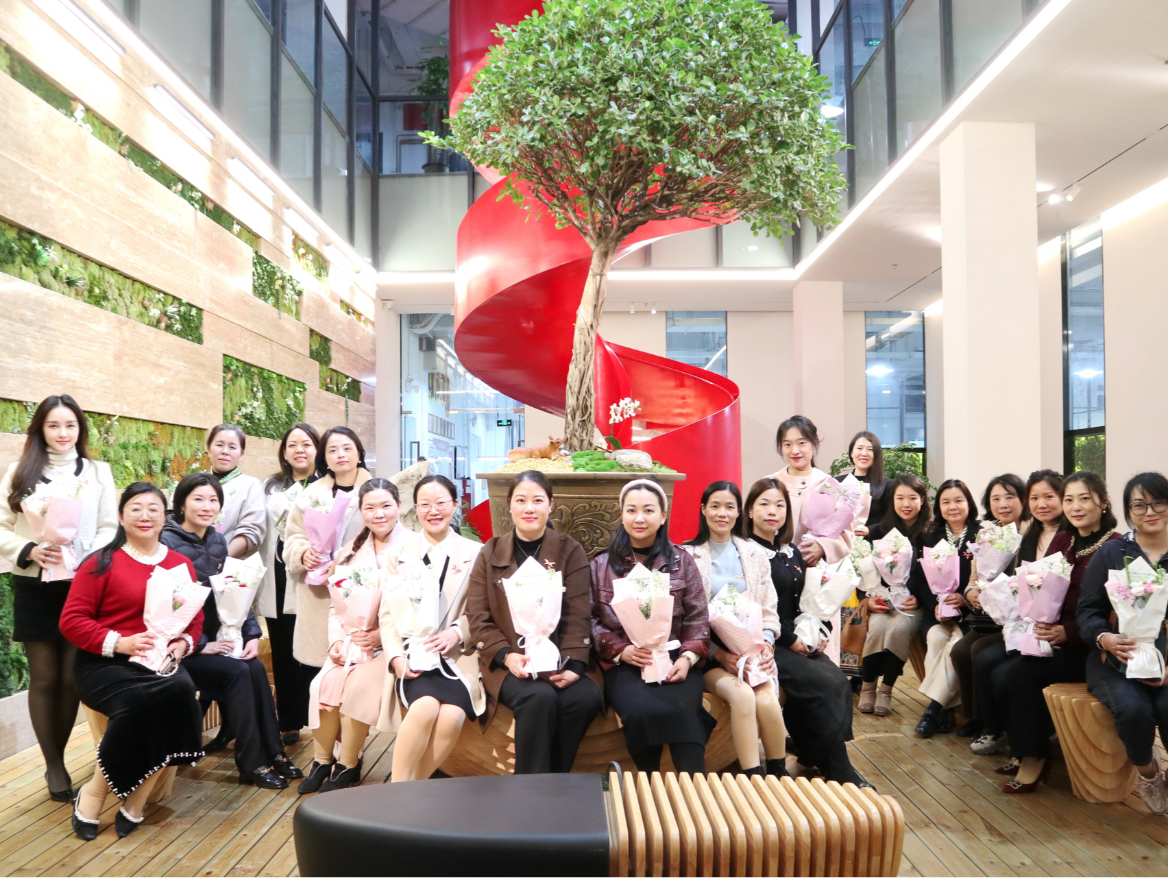 芳华绽放，共筑商梦！园山商会举办女企业家妇女节活动