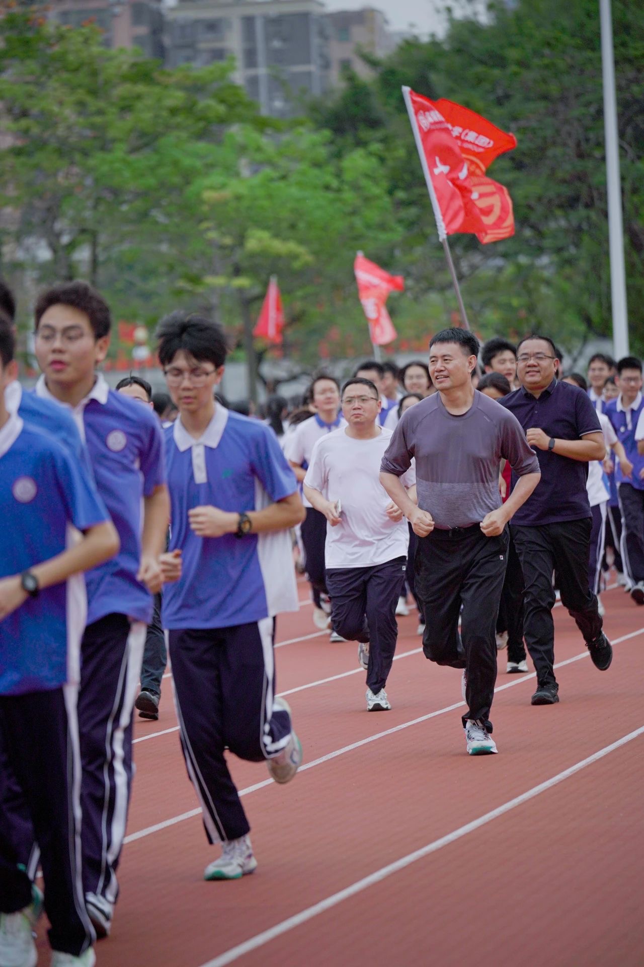 春日暖阳下,一起跑起来! 书记校长“领跑”掀起光明高级中学校园运动新热潮