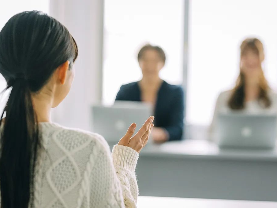 “不得询问女性求职者婚育情况”冲上热搜，深圳等多地发声！