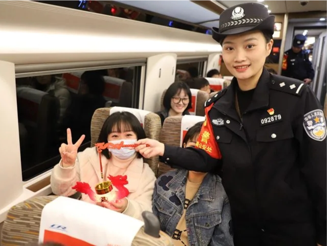 她们是“卷王”、主播、师范生，也是独当一面的女铁警