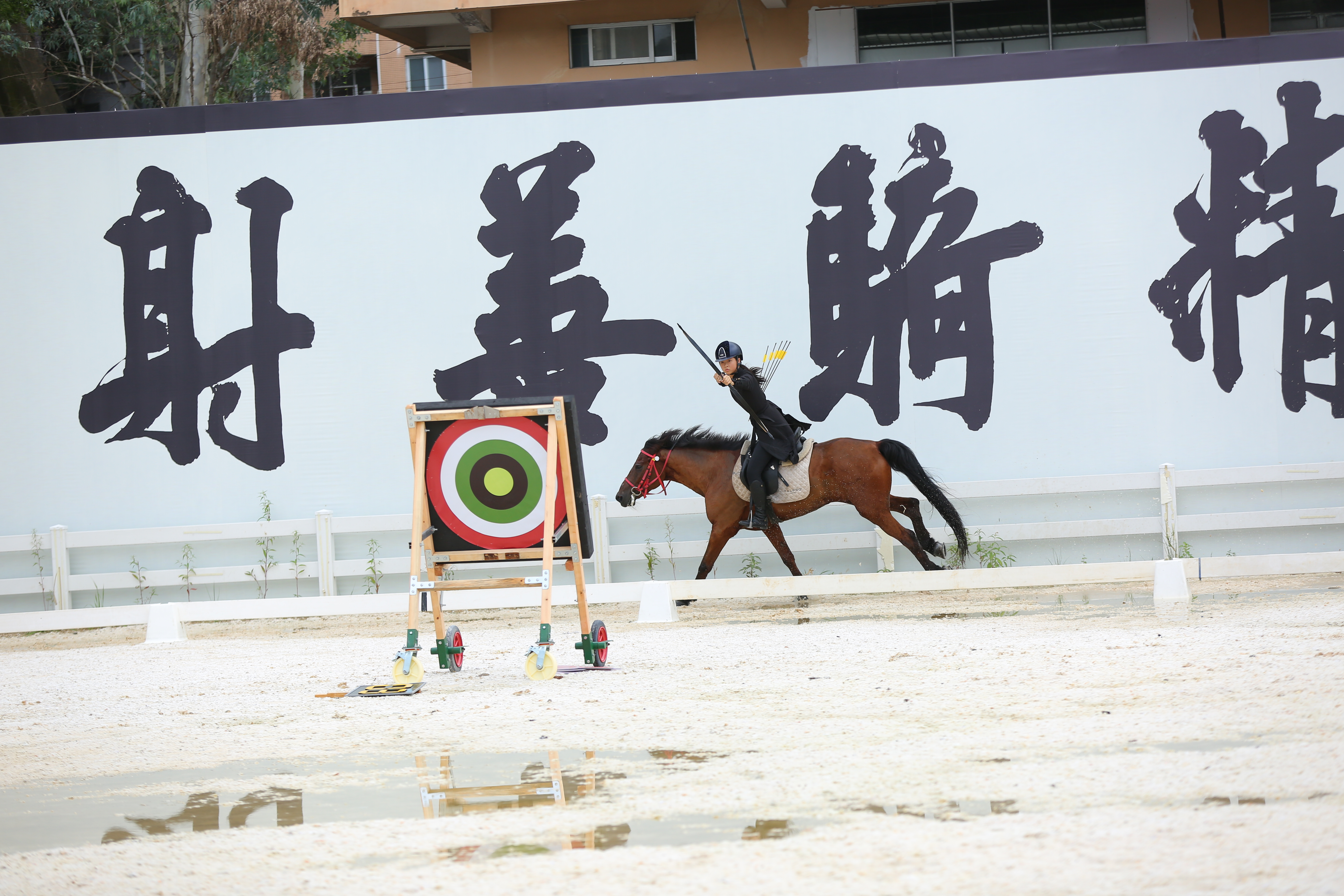 马背上演绎非遗新传！深圳11岁“小孩姐”勇夺全国骑射冠军