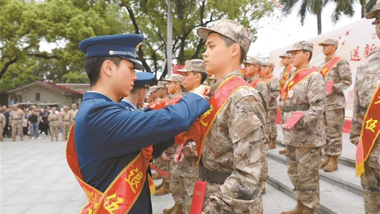 光明区举行2025年上半年“送新兵 迎老兵”仪式