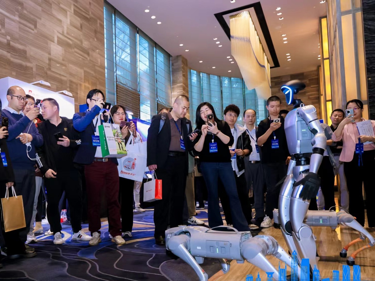 人工智能+物业：物业管理从“人管”向“智管”转变丨小区大件事