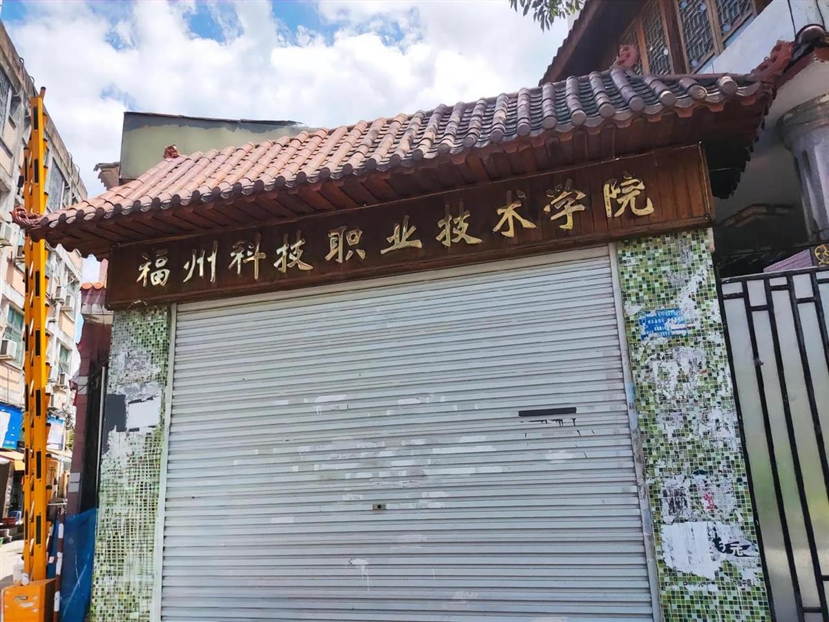 高校用卷帘门做大门，网友调侃“这么潦草”？校方回应来了