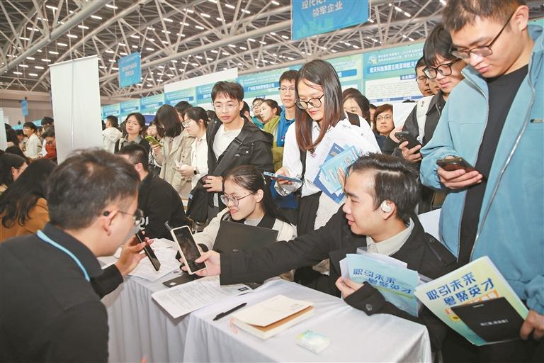 12万求职者参与“百万英才汇南粤”春季大型综合招聘会  引才不拘一格 深圳展台火热