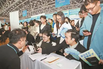 12万求职者参与“百万英才汇南粤”春季大型综合招聘会  引才不拘一格 深圳展台火热