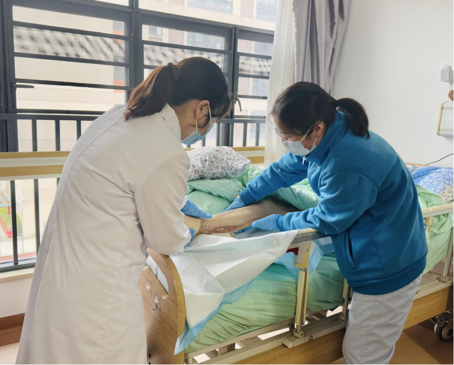 党建赋能，专业医疗团队送“医”到养老护理院