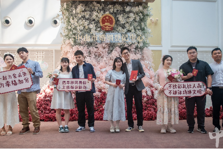 “没想到结婚可以登报纸！”今天，TA们甜蜜登记了！