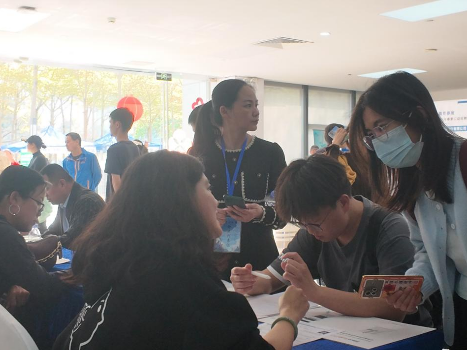 南山区招商街道举办“南粤春暖”公益招聘会 千余岗位精准对接