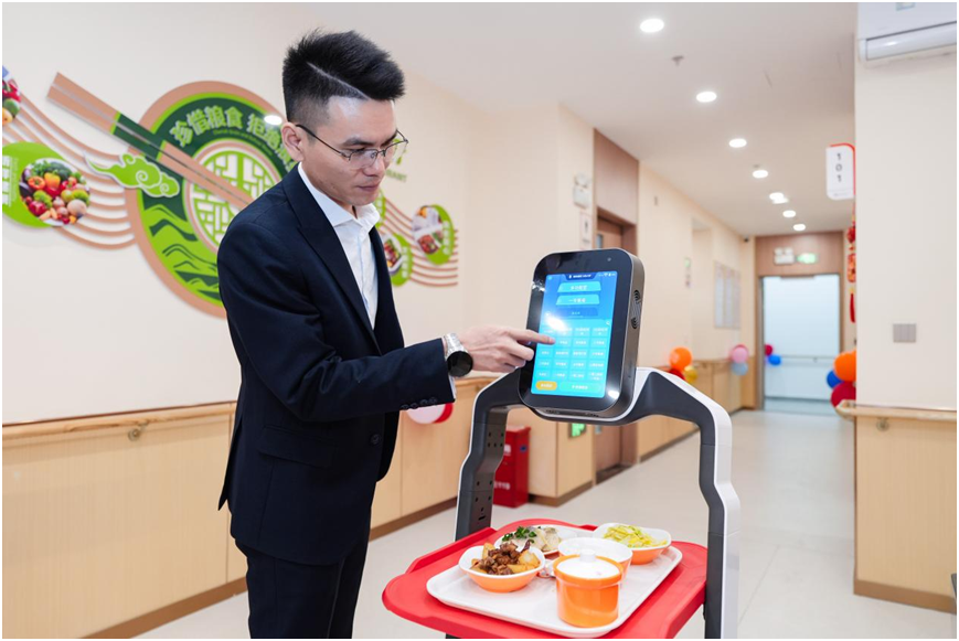 刷脸用餐、AI监管，民治街道红山社区长者服务站揭牌运营