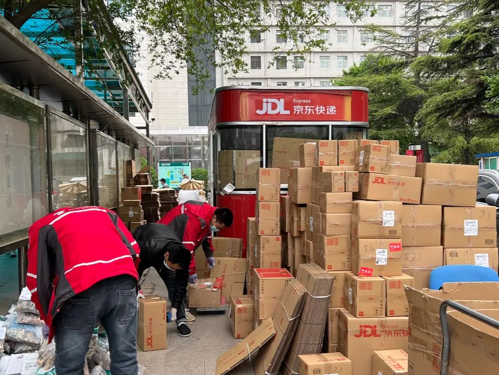 刘强东发声：技术算法不应压榨最底层兄弟，京东快递员月均退休金5350元