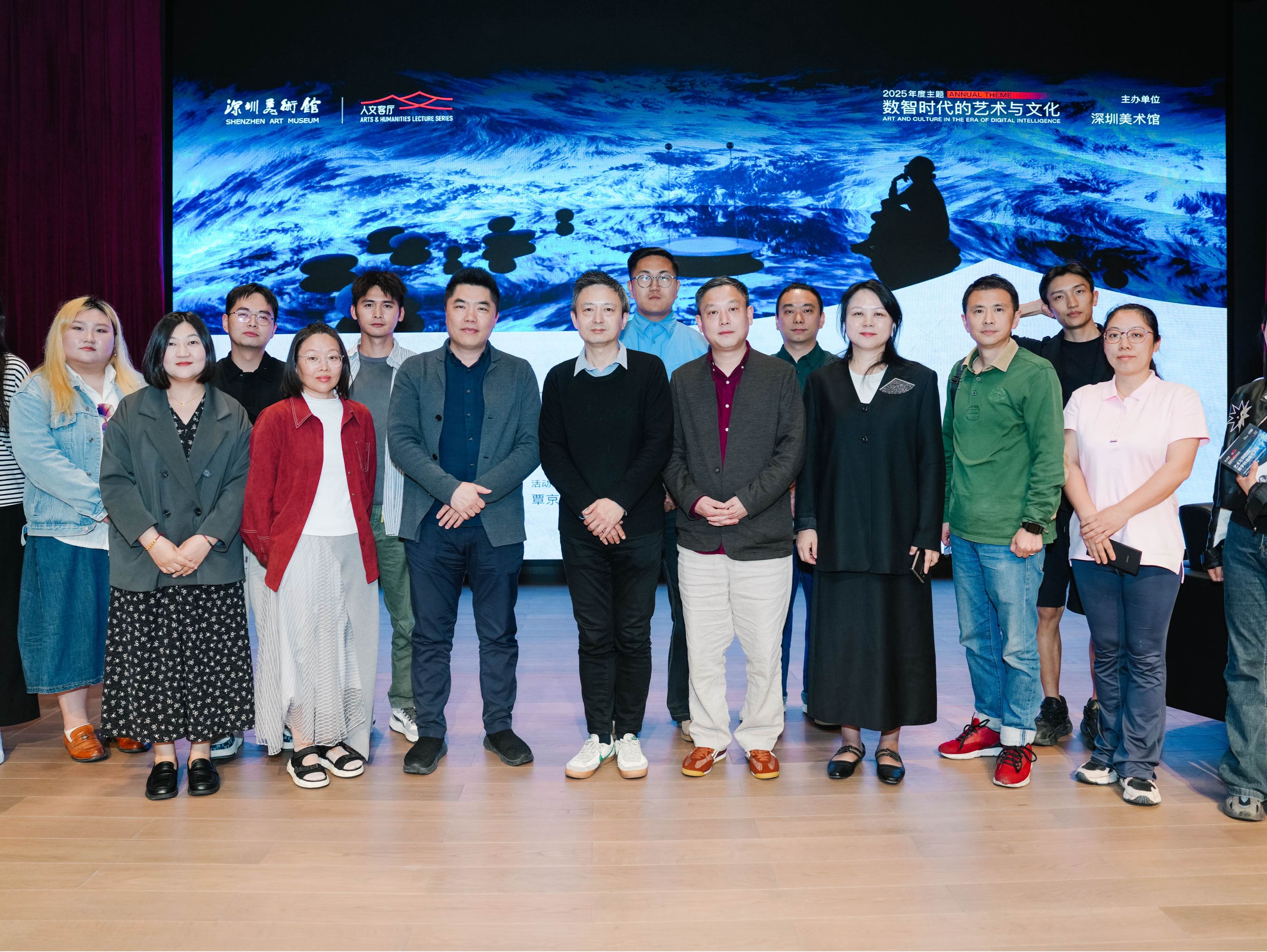 央美教授费俊做客“人文客厅”：今天艺术的想象力和人文视角为未来科技发现新场景