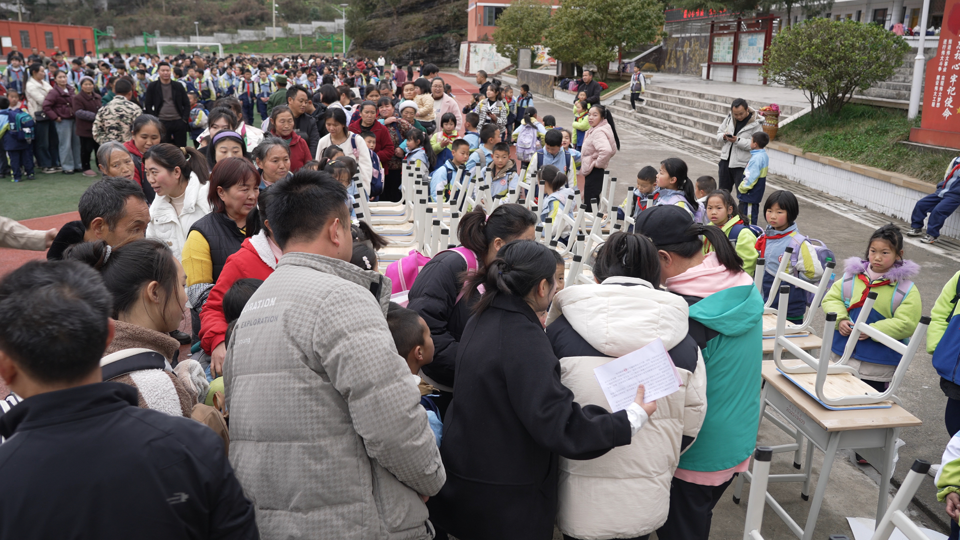 深黔携手助学 爱心书桌圆梦——贵州遵义正安县举行“爱心小书桌”发放仪式