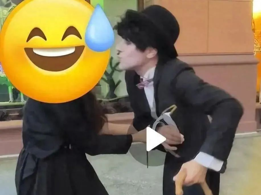 员工行为越界“骚扰”女游客？北京环球影城回应