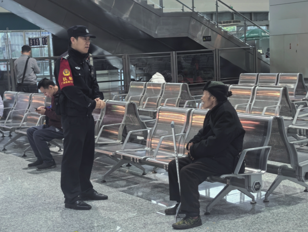 老人“误闯”高铁站，寒潮下他们暖心相助