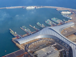 海口两港口于3月3日12时40分因雾停航 预计16时复航