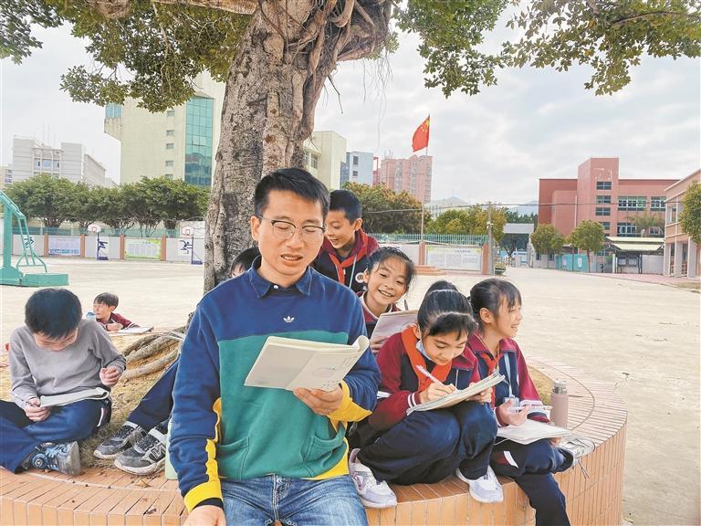 把诗种进南澳岛 一位深圳支教老师的“诗歌教学迁徙”
