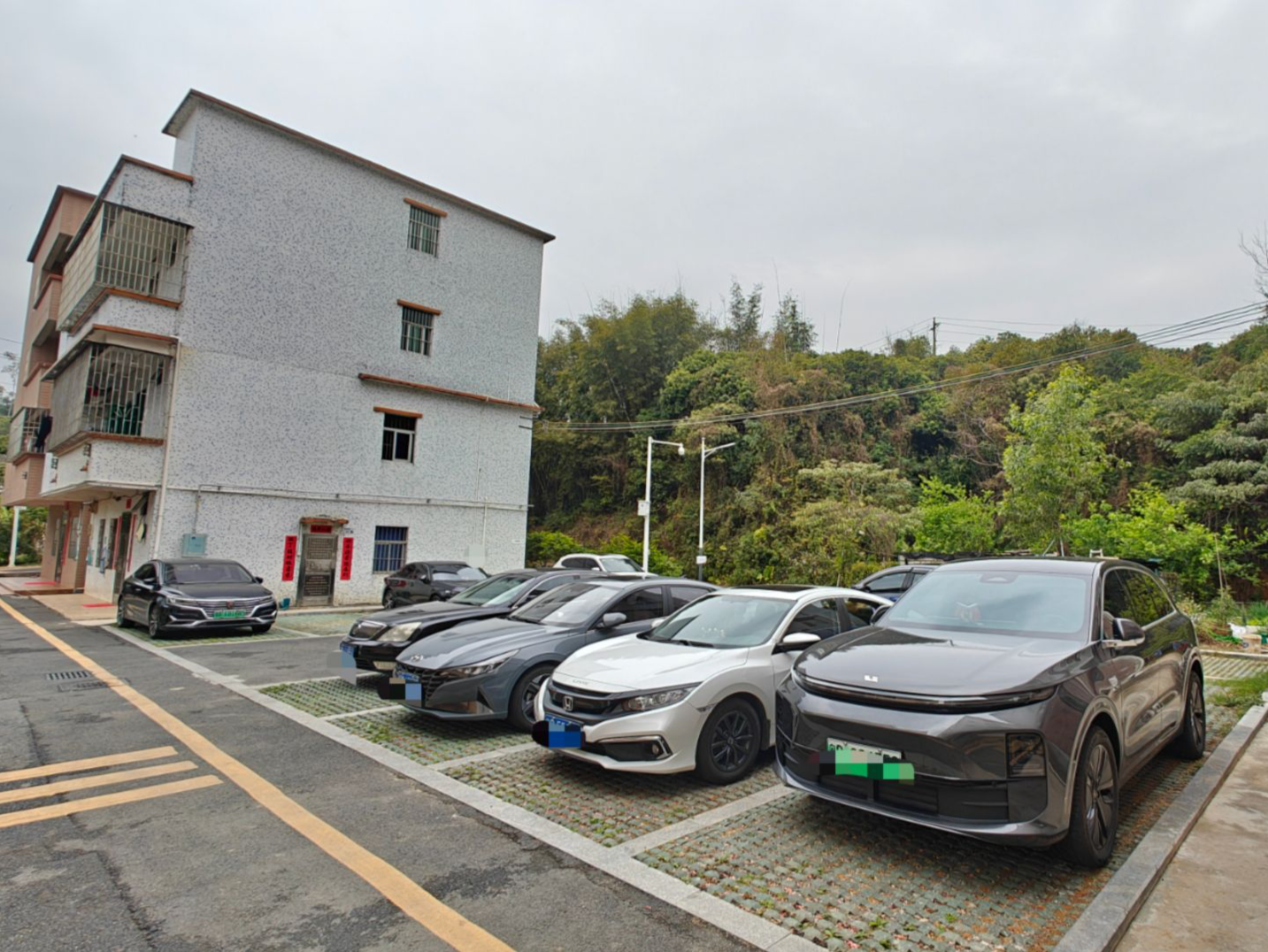 会整活！闲置地、边角地划线秒变停车位，网红打卡点体验感就上去了｜小区大件事