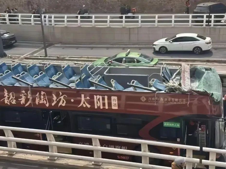 河南一双层公交被“削顶”！这些位置尽量别坐 