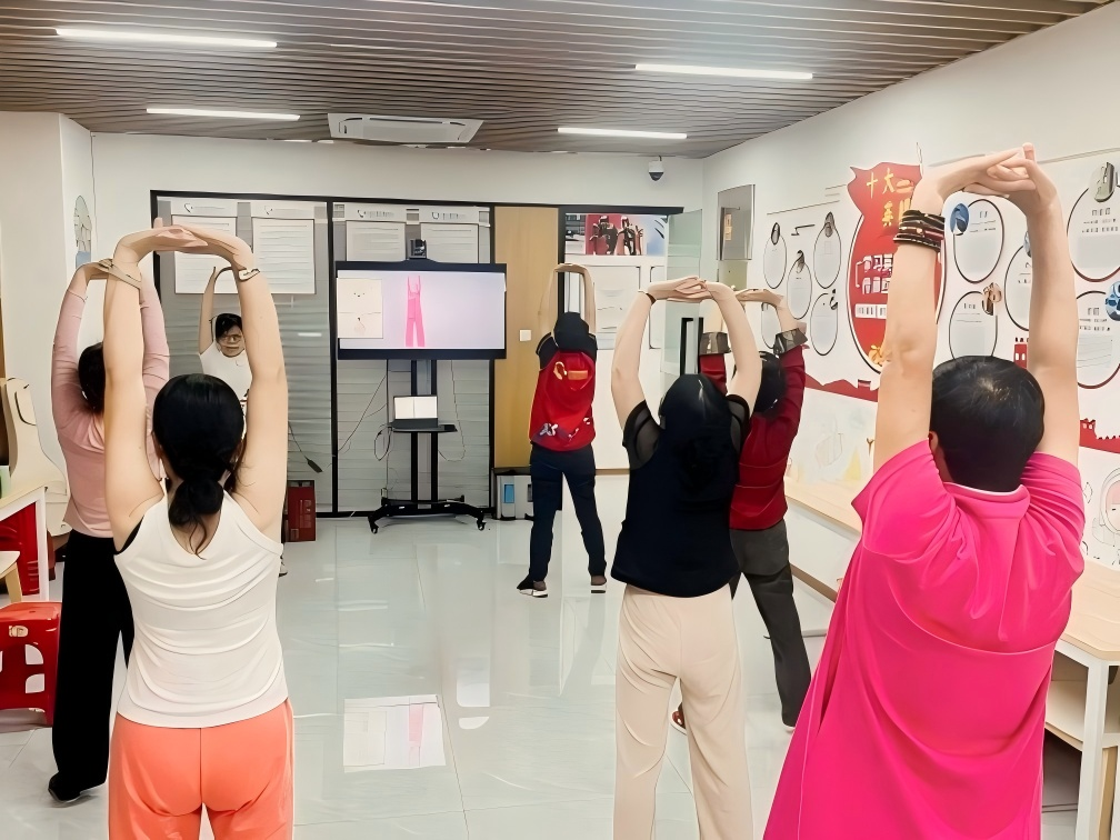 翠宁社区举办“乐龄关怀·幸福社区”长者八段锦学习活动