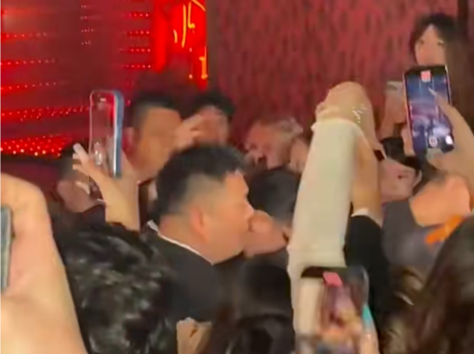 “劣迹艺人”现身杭州酒吧被举报！当地回应 