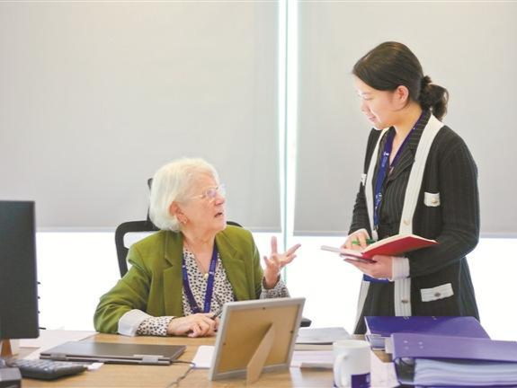 英国老人不远万里来深教书：“这座城市朝气蓬勃，充满无限可能” | 我的深圳故事
