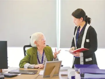 英国老人不远万里来深教书：“这座城市朝气蓬勃，充满无限可能” | 我的深圳故事