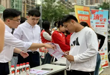 人民桥社区开展“3·5”学雷锋志愿服务日活动