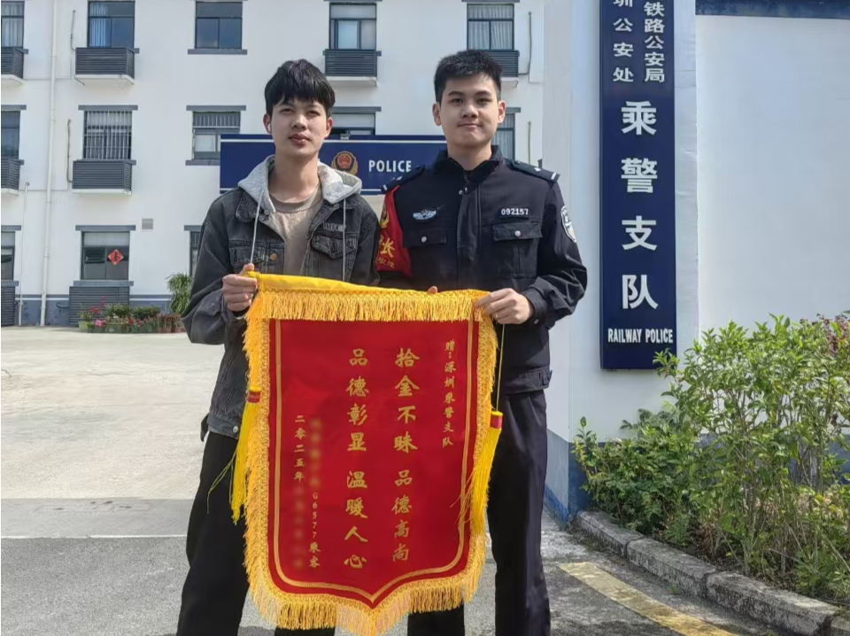 旅客遗落价值万元钻戒在车厢，乘警细心查找终寻回