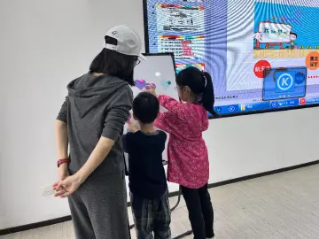 鹿丹村社区开展青少年生涯规划主题活动