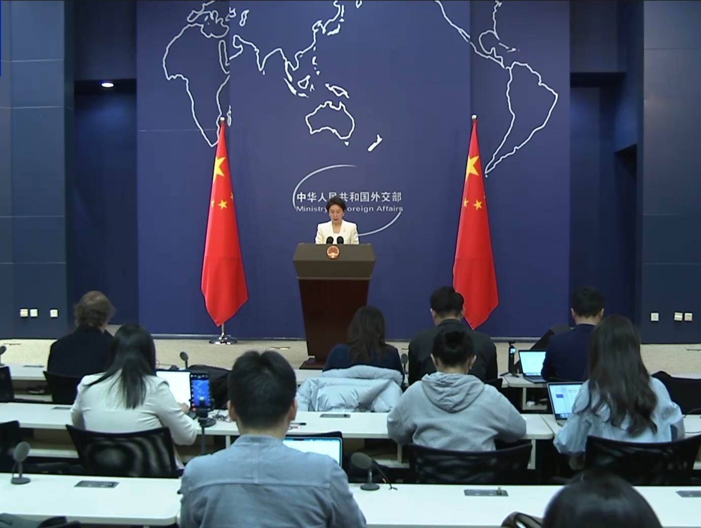 外交部回应美政府设备禁用DeepSeek：坚定维护中国企业合法权益