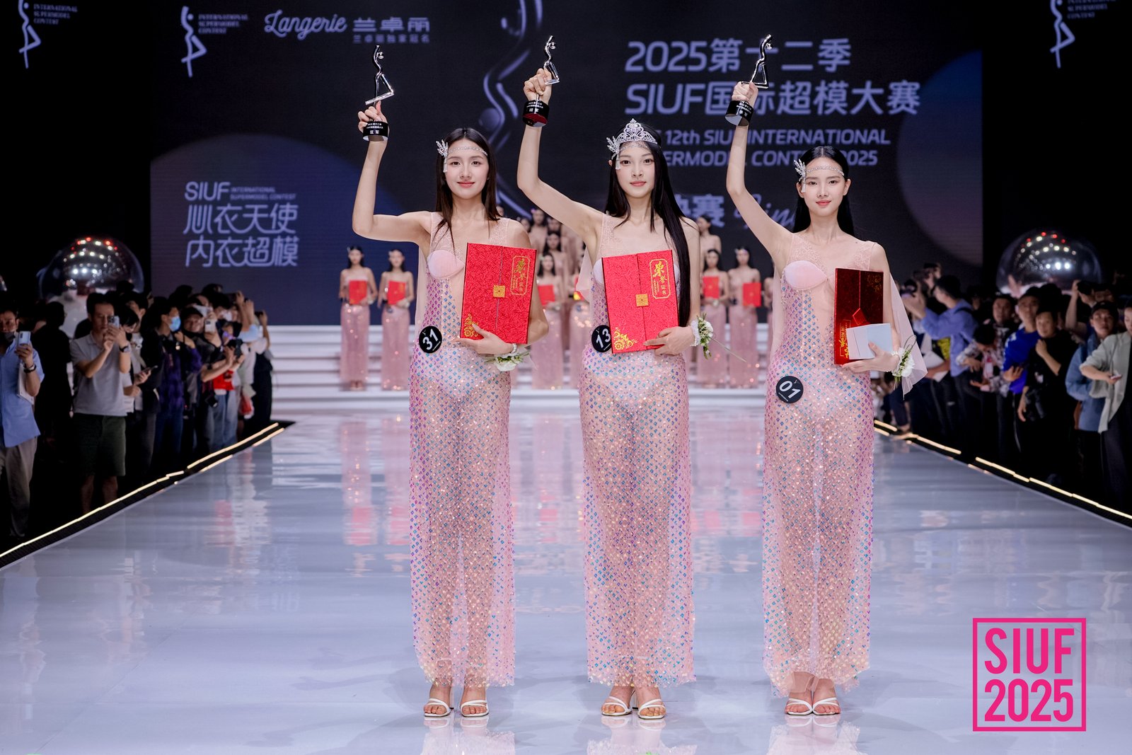 姚曼茹捧冠！第12季SIUF国际超模大赛总决赛在深举行
