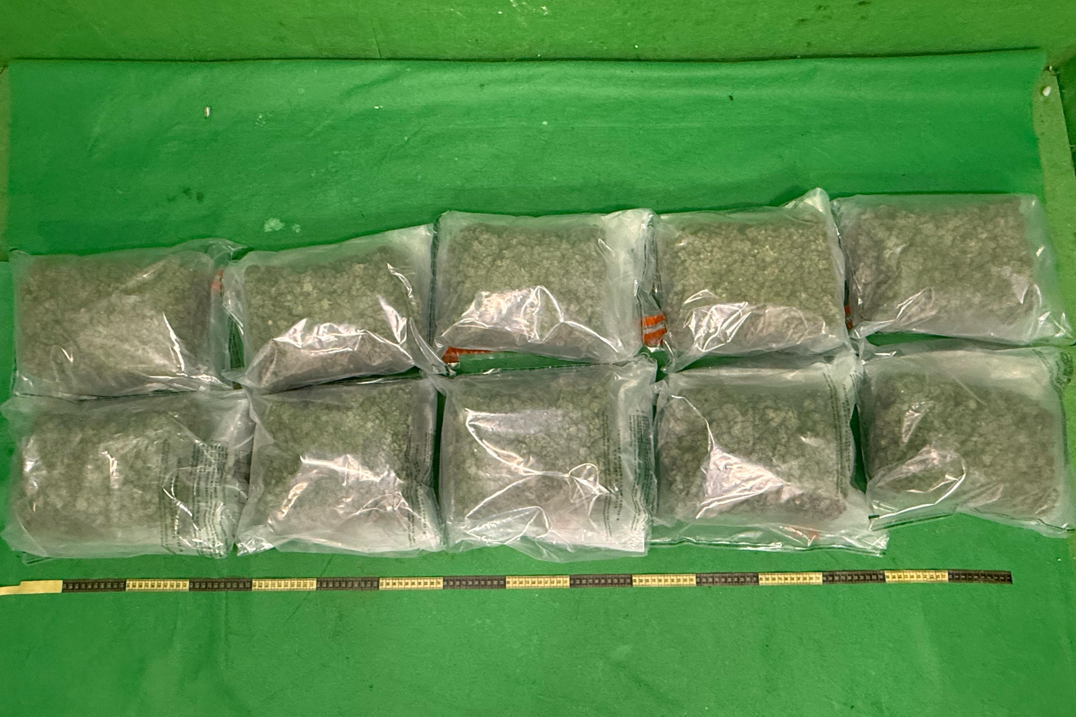 香港海关于机场检获约二百二十万元怀疑大麻花