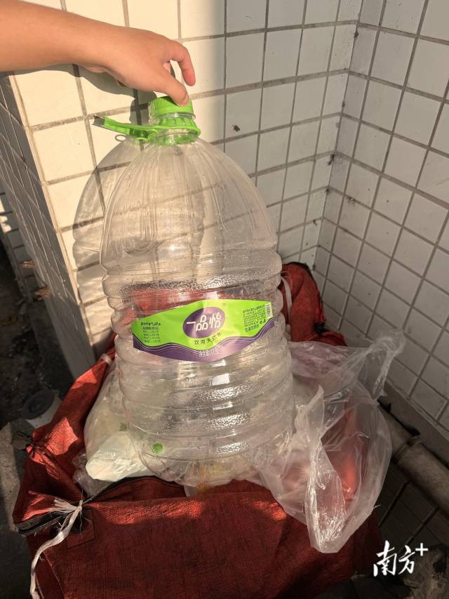 图为广东南方职业学院一学校垃圾堆放区放置的一品怡大瓶桶装水空瓶。 南方+ 张泳渝 拍摄