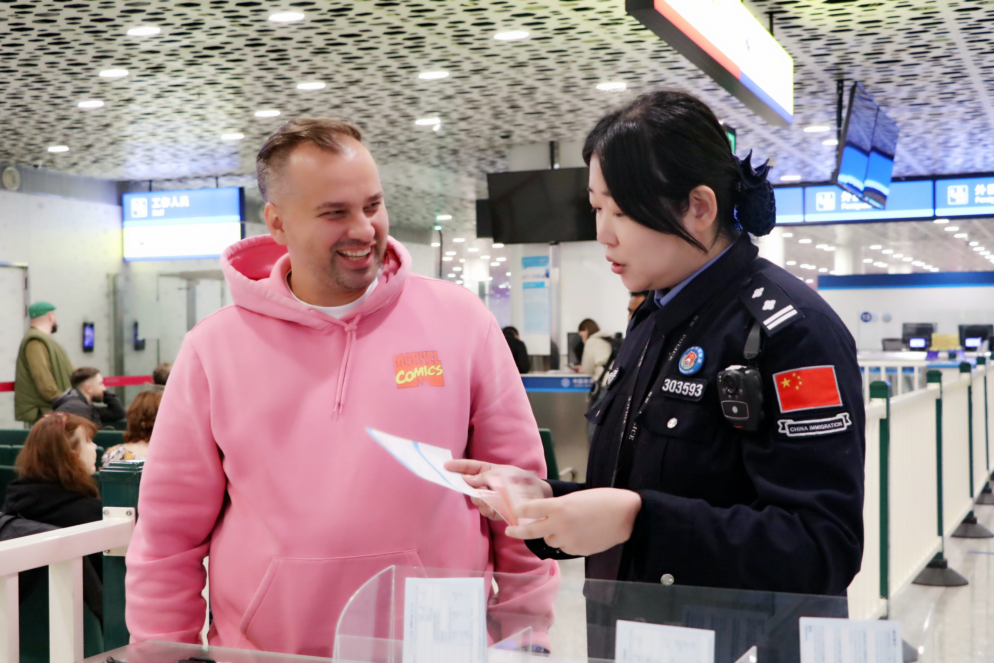 免签入境同比增长近两倍！深圳机场口岸前两月通关量超100万人次