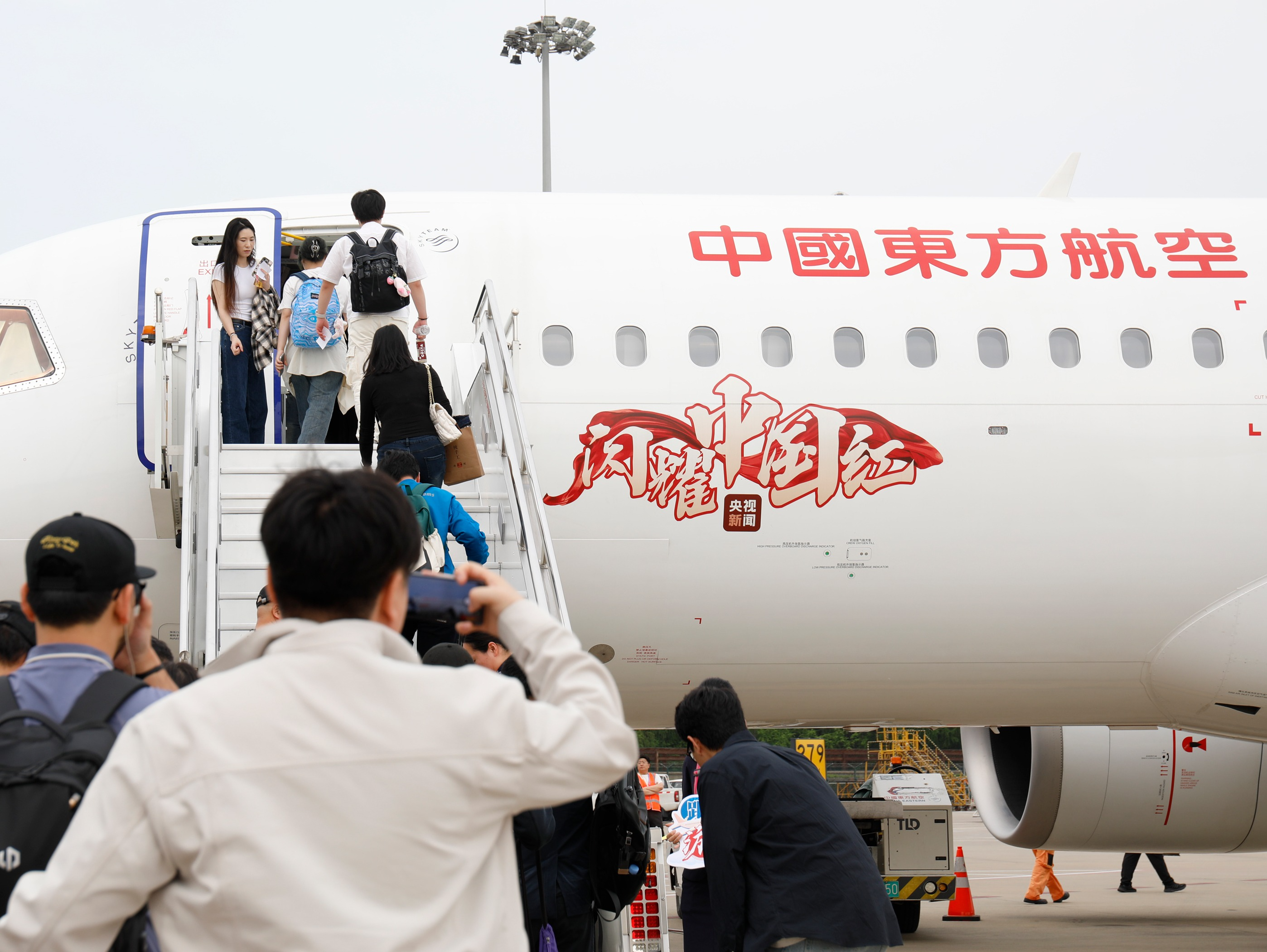 C919电影主题航班等你来！这趟“云端电影之旅”太沉浸了