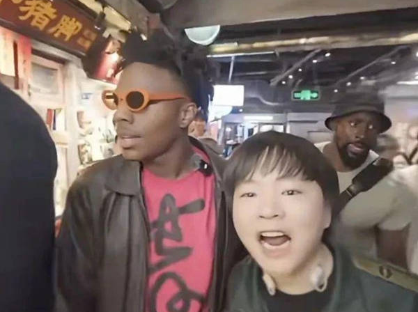 直播中抢镜“甲亢哥”的翁东华卸任，此前任文和友小龙虾公司董事