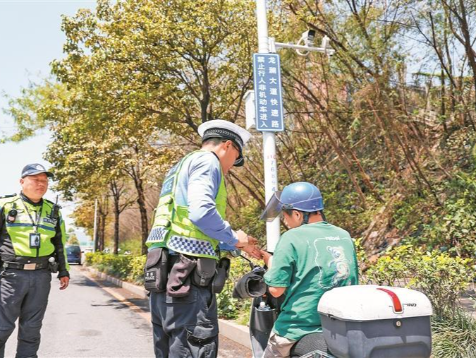 深圳交警严查“电鸡”上高快速路